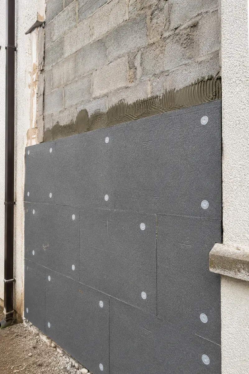 Wall section part fitted with external wall insulation boards